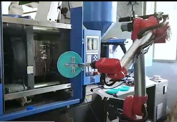 RBR610 Molding robot application-Injection molding industry-plastic injection molding loading and unloading
